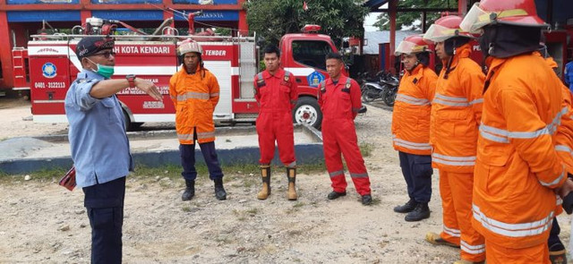 Damkar Kota Kendari Semprot Ruas Jalan dengan Disinfektan